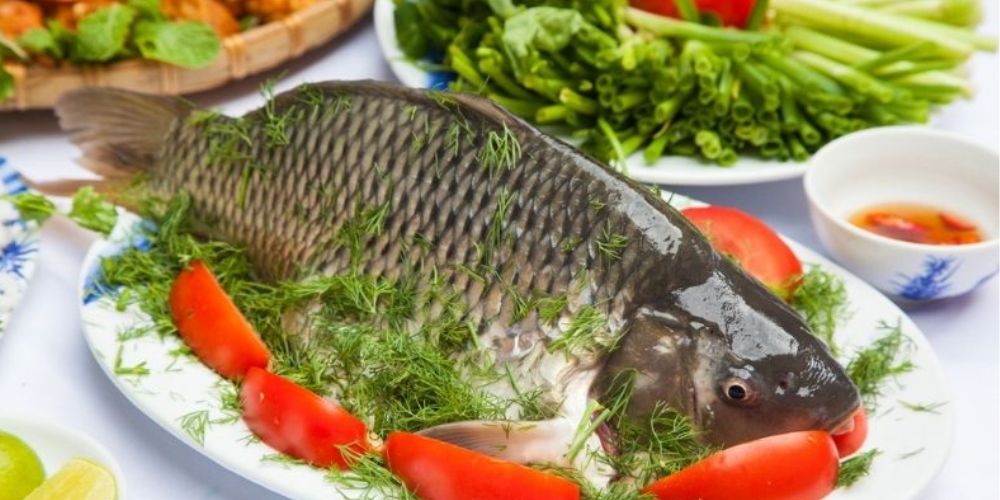 Lẩu cá chép giòn đặc trưng Long An với cá tươi, nước dùng ngọt thanh, ăn là mê