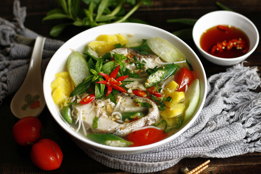 Tô canh chua cá lóc nóng hổi, chua thanh, đậm vị quê nhà.