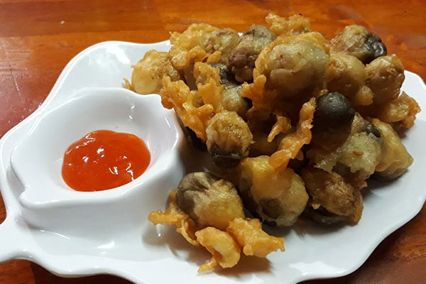 Crispy fried straw mushrooms cook a delicious vegetarian dish