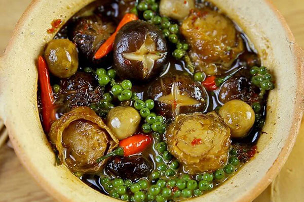 Braised straw mushrooms are a delicious vegetarian dish every day