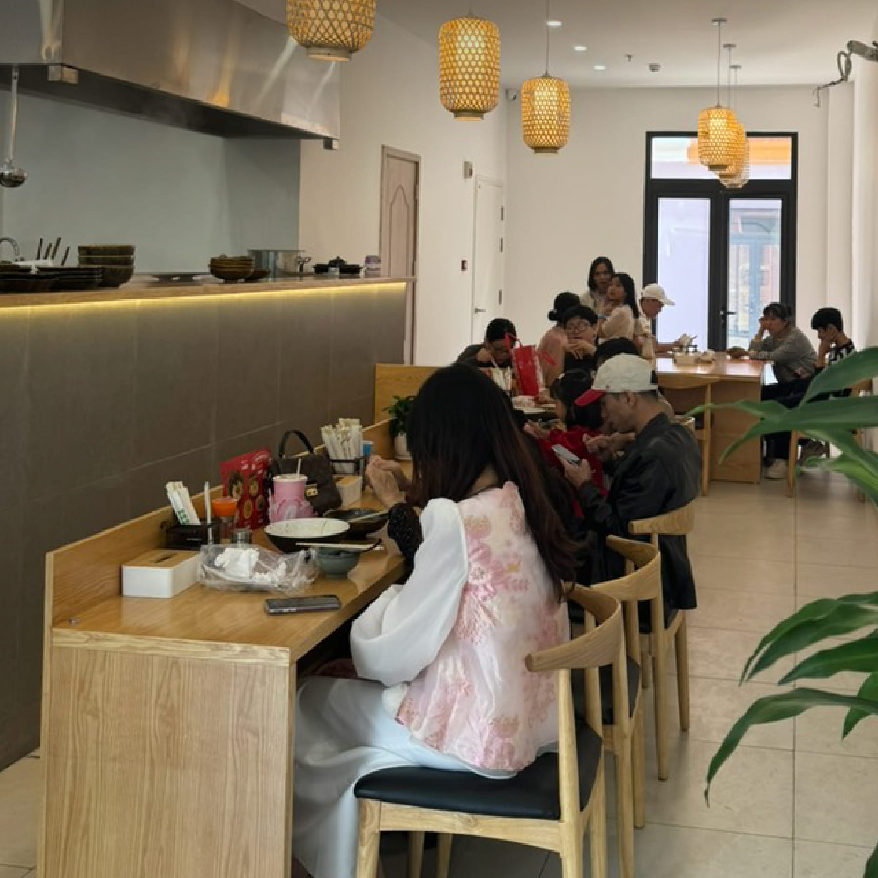 Không gian tại quán Naruto Kairen Ramen