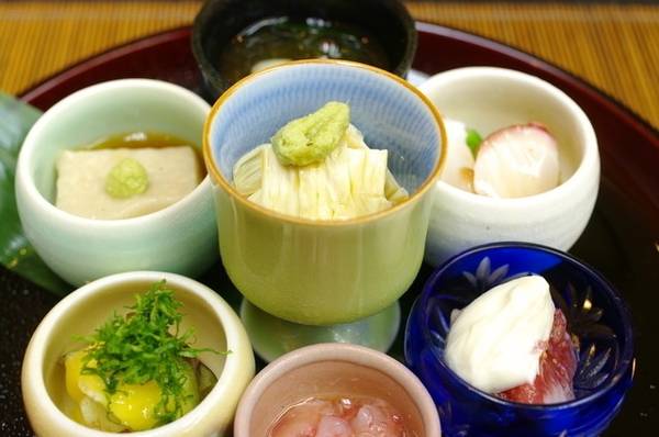 Bổ dưỡng và tốt cho sức khỏe: Đồ ăn Nhật chứa ít calories nhưng rất nhiều dinh dưỡng. Các món ăn thường gồm đậu nành, nước dùng nấu từ cá, rau và các phụ gia theo mùa. Do vậy, ẩm thực Nhật Bản không chỉ ngon miệng mà còn rất tốt cho sức khỏe. Bổ dưỡng và tốt cho sức khỏe: Đồ ăn Nhật chứa ít calories nhưng rất nhiều dinh dưỡng. Các món ăn thường gồm đậu nành, nước dùng nấu từ cá, rau và các phụ gia theo mùa. Do vậy, ẩm thực Nhật Bản không chỉ ngon miệng mà còn rất tốt cho sức khỏe.