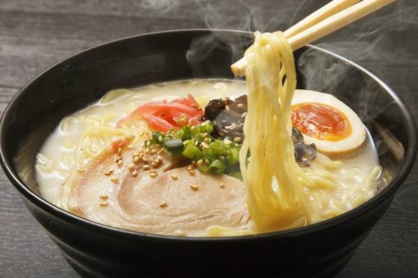 Mỗi vùng có phong cách ẩm thực riêng: Nhật Bản là một nước nhỏ, nhưng mỗi vùng lại có những biến thể và khẩu vị khác nhau về ẩm thực. Ví dụ tiêu biểu là ramen được nấu rất khác nhau ở các vùng như Hokkaido, Kitakata, Hakata…