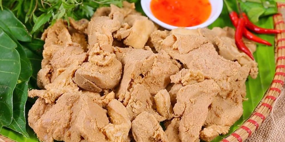 Thịt lợn muối chua ủ cùng lá rừng – món đặc sản lạ miệng khiến ai thử qua cũng ghiền
